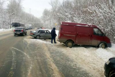 На Ряжском шоссе столкнулись «пятнашка» и «Соболь», пострадали два человека